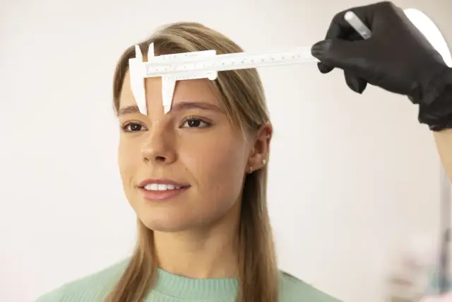 Jakich akcesoriów używają stylistki do PMU?