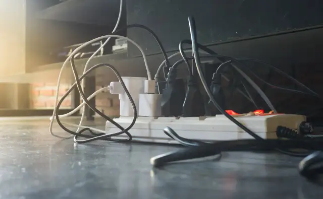 Ile prądu pobiera komputer 500W: realne koszty i zużycie dzienne