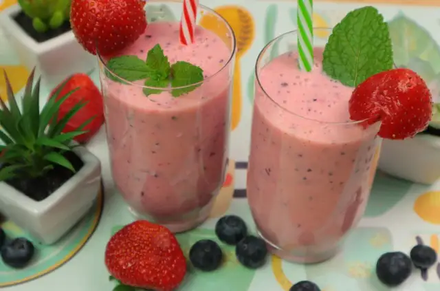 Prosty przepis na koktajl borówkowy, który zachwyci smakiem i zdrowiem