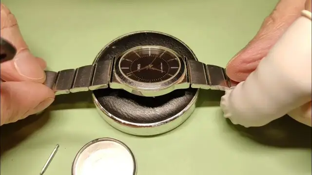 Wymiana baterii w zegarku cena - unikaj drogich pułapek i oszczędzaj