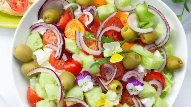 Sałatka grecka: kalorie, sekrety i wersja fit jedz bez wyrzutów!