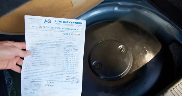 Dokument homologacji instalacji LPG w samochodzie, widoczna butla gazowa.