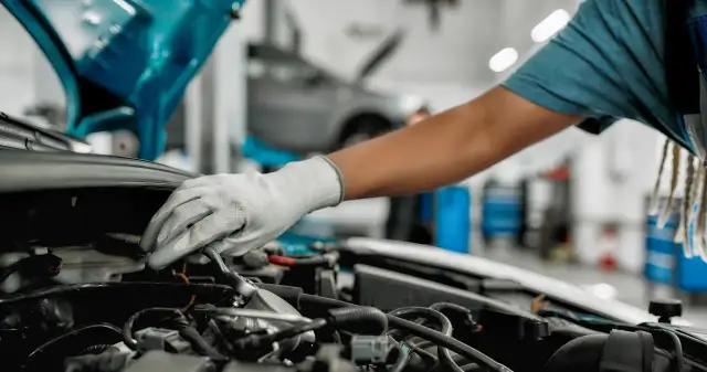 Zatankowałeś złe paliwo? Natychmiastowe kroki ratujące silnik