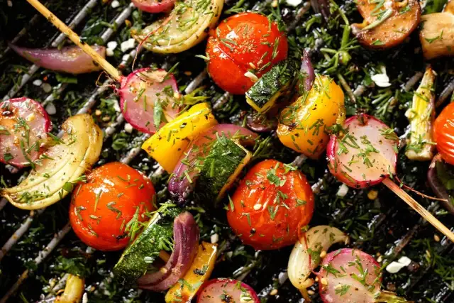 Wegański grill jadłonomia: pyszne przepisy na wegańskie szaszłyki