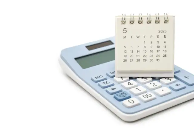 Kalkulator z kalendarzem na maj 2025.