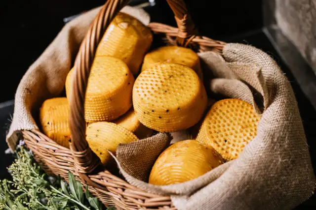 Bacówka u Bucka: Odkryj sekrety serów i Gorców z bacą Buczkiem