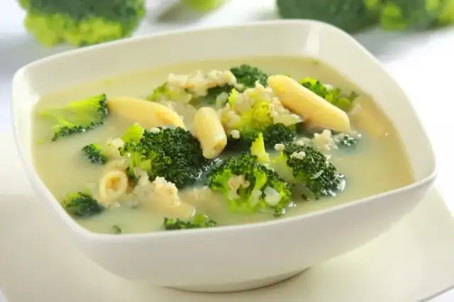 Jak ugotować zupę brokułową? Prosty przepis krok po kroku