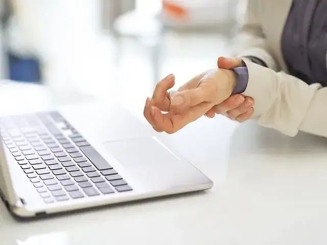Syndrom cieśni nadgarstka objawy: co musisz wiedzieć o bólu i drętwieniu