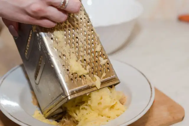 Najlepszy przepis na zapiekankę z surowych tartych ziemniaków, która zachwyci każdego