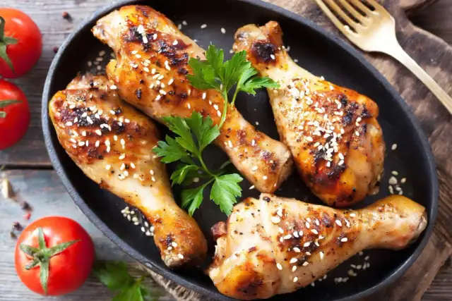 Jak przyrządzić podudzia z kurczaka, by były soczyste i aromatyczne