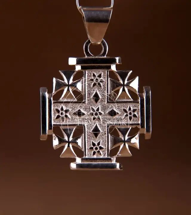 Czy katolik może nosić krzyż jerozolimski? Wyjaśnienie zasad i znaczenia symbolu