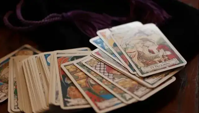 Czym są karty tarota? Poznaj ich znaczenie, historię i tajniki wróżenia