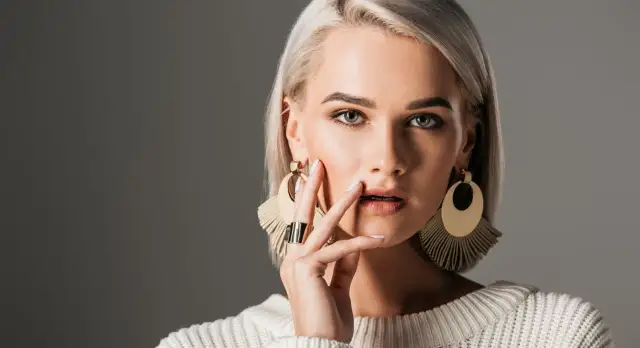 Jak się nazywają kolczyki w uchu? Poznaj różne rodzaje i ich nazwy