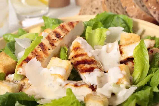 Las mejores salsas para ensalada de pollo que realzan su sabor