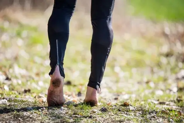 Czy na bieżni można biegać boso? Odkryj ryzyko i alternatywy