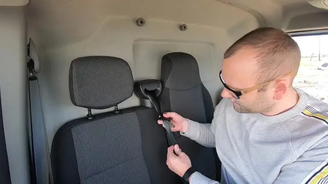 Skręcony pas bezpieczeństwa: zagrożenia, naprawa i jak uniknąć problemów