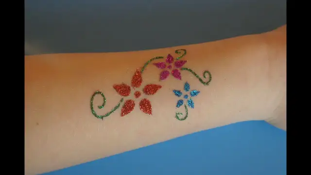 Jak zrobić tatuaże brokatowe - łatwy sposób na kreatywną zabawę