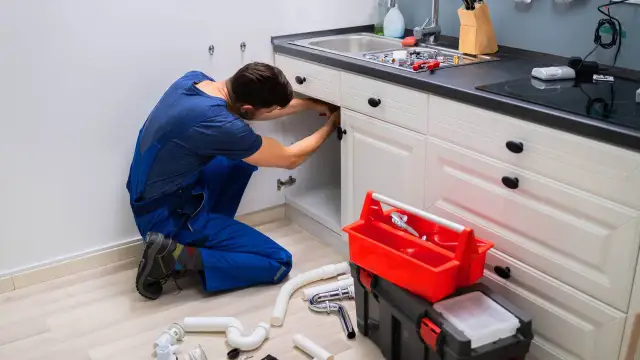 Ile kosztuje hydraulik? Stawki, ukryte koszty i jak wybrać fachowca