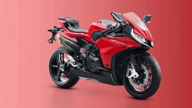 Sportowy, czerwony motocykl z czarnymi akcentami, przypominający nowoczesne chińskie motocykle.
