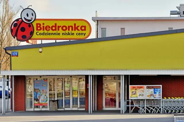 Ile można zarobić w Biedronce? Zaskakujące pensje i benefity