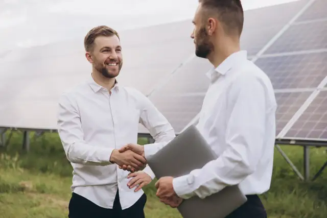 Fotowoltaika dla biznesu – firmy nie kupują dziś paneli, tylko większą kontrolę nad kosztami energii