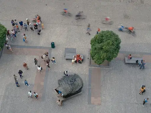 Głowa Mitoraja na rynku w Krakowie - historia i znaczenie rzeźby