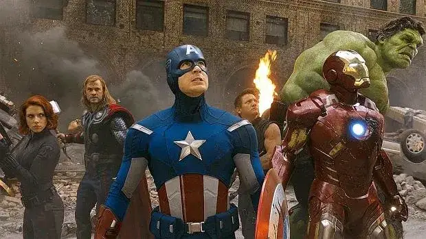 Aktorzy w Avengers: Kto naprawdę zagrał w kultowej serii filmowej?