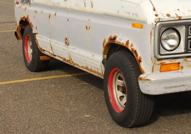 Jak skutecznie usunąć korozję z samochodu? Poradnik DIY.