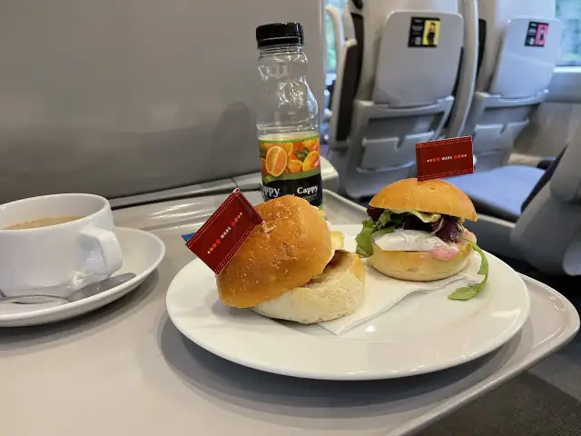 Pendolino 1 klasa: Posiłki, komfort, saloniki czy warto dopłacić?