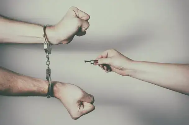 Sąd penitencjarny: Co to jest? Twoja szansa na wcześniejszą wolność