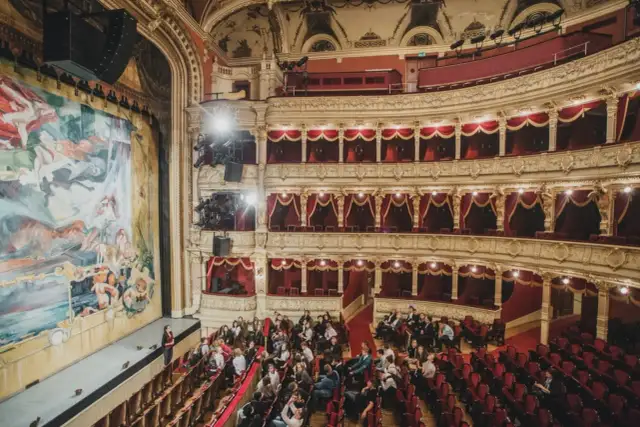 Co warto zobaczyć w teatrze w Krakowie? Przewodnik po scenach