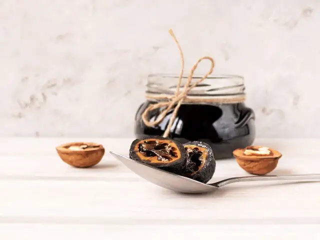 Co zrobić z orzechami po zlaniu nalewki? Przepisy na smaczne wykorzystanie