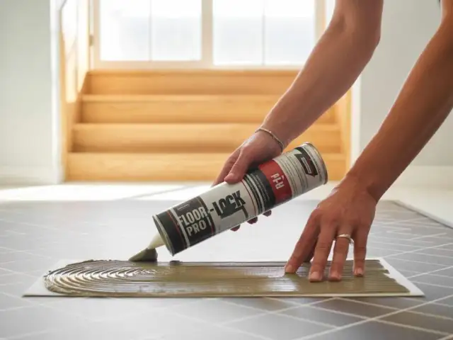 Jaki klej do paneli podłogowych? 4 kroki do idealnej podłogi