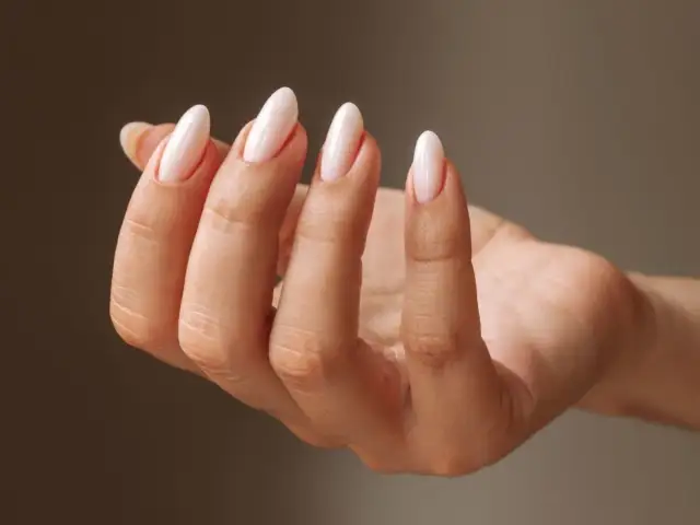 Jak szybko rosną paznokcie? Średnie tempo i co je przyspiesza