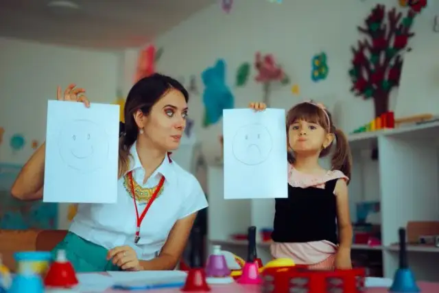 Psycholog w przedszkolu: jak wspiera rozwój i rozwiewa obawy rodziców?