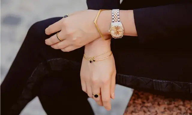 Jak nosić bransoletkę i zegarek, aby uniknąć modowych faux pas
