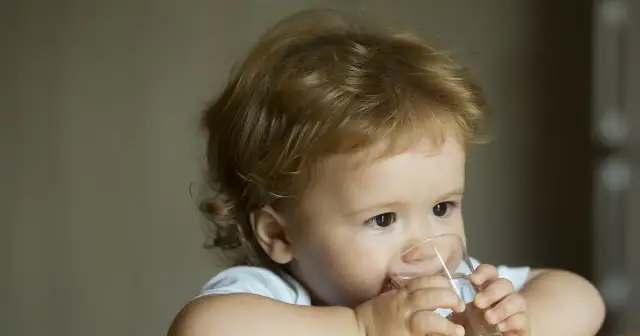 Od kiedy można podawać dziecku wodę z butelki, aby uniknąć problemów?