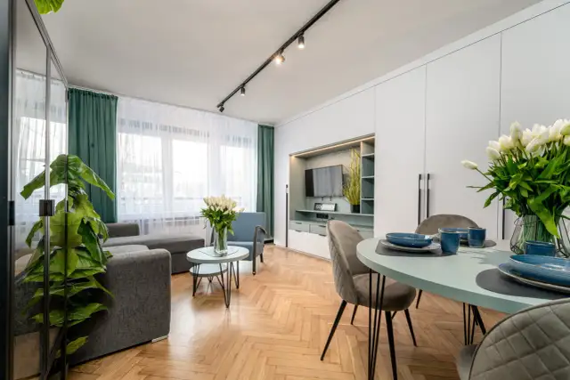 Jak urządzić mały salon? 5 trików, które powiększą go optycznie!