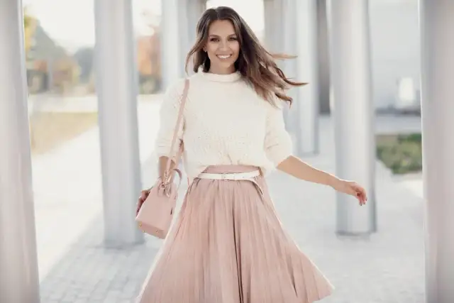 Co założyć do plisowanej spódnicy? Porady i modne stylizacje