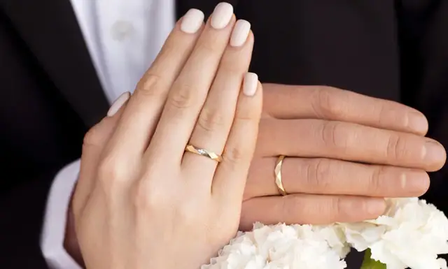 Jaką obrączkę wybrać? Materiały, rozmiar, trendy i personalizacja