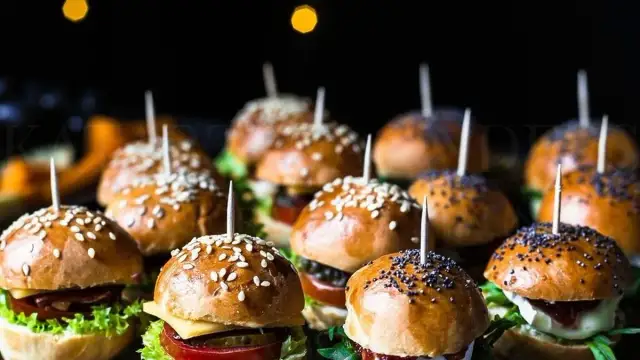 Jak zrobić mini burgery? Kompletny przepis na imprezę!
