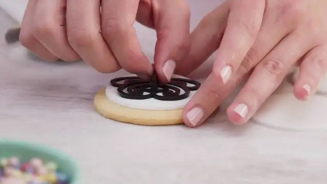 Jak przykleić posypkę do ciastek, by uniknąć rozczarowania w dekoracji