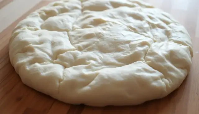 Jak szybko rozmrozić ciasto na pizzę? Sprawdzone metody krok po kroku