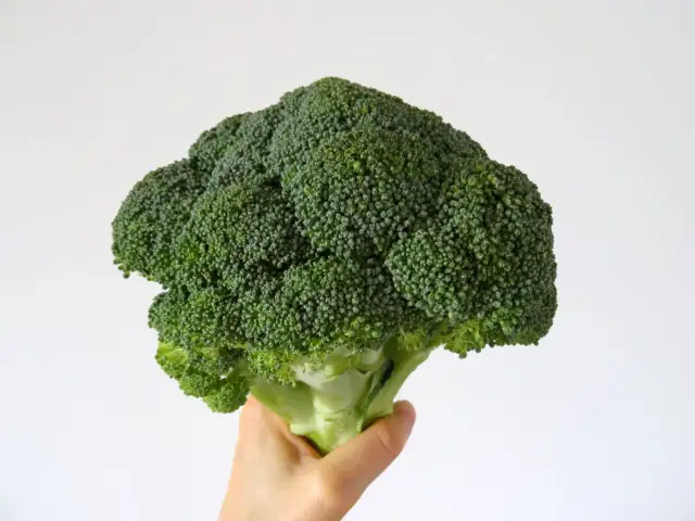 Ile gotować brokuły dla niemowlaka, aby były zdrowe i smaczne?