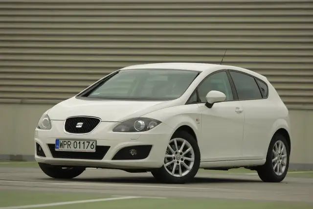 Biały Seat Leon 1.9 TDI zaparkowany na zewnątrz, widok z przodu.