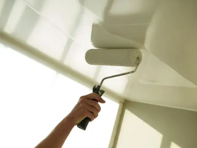 Jakim wałkiem najlepiej malować sufit, aby uniknąć zacieków i smug