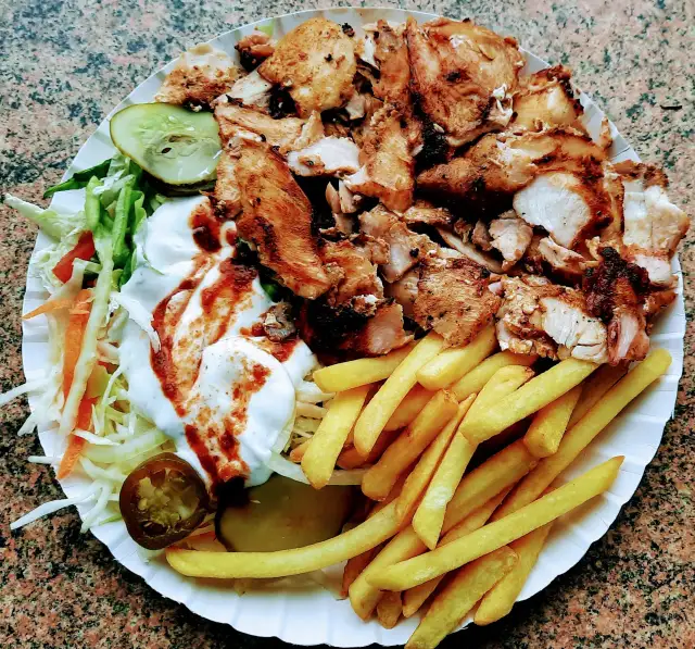Ile kalorii ma kebab z frytkami? Zaskakujące wartości, które musisz znać