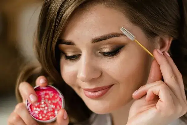 Ratunek dla brwi: Jak rozjaśnić hennę szybko i bez ryzyka?