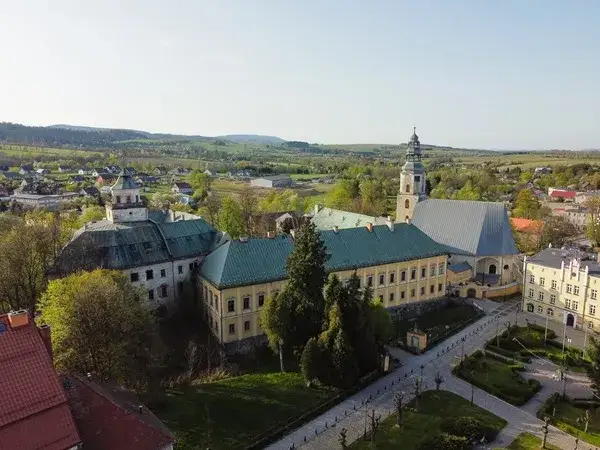 Sudety Międzylesie: najlepsze szlaki, noclegi i atrakcje turystyczne w górach