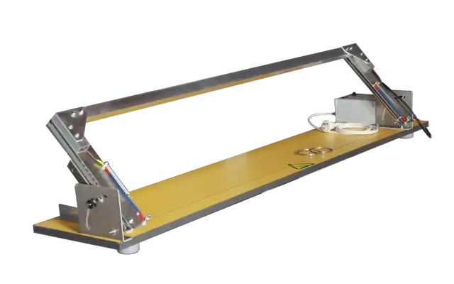 Profesjonalna wycinarka do styropianu z elementami grzewczymi i zasilaniem. Idealna do precyzyjnych cięć.